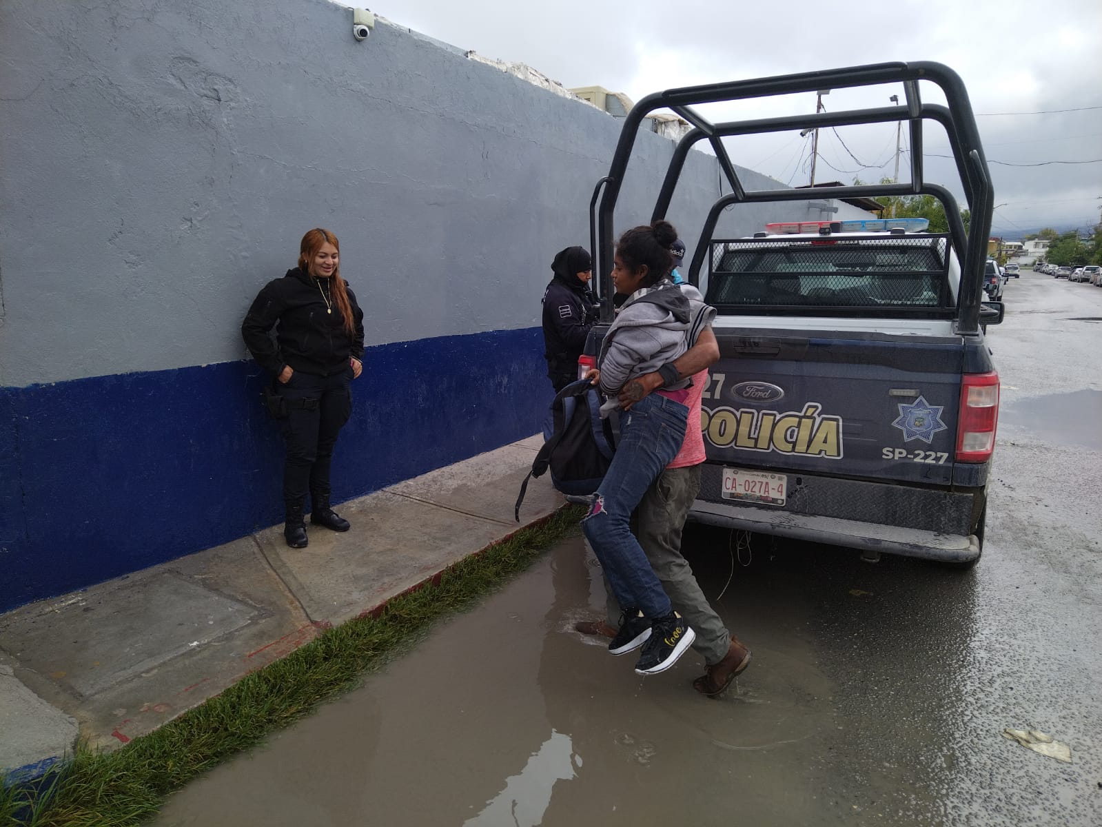 Carga a su “Julieta” y la lleva a las celdas