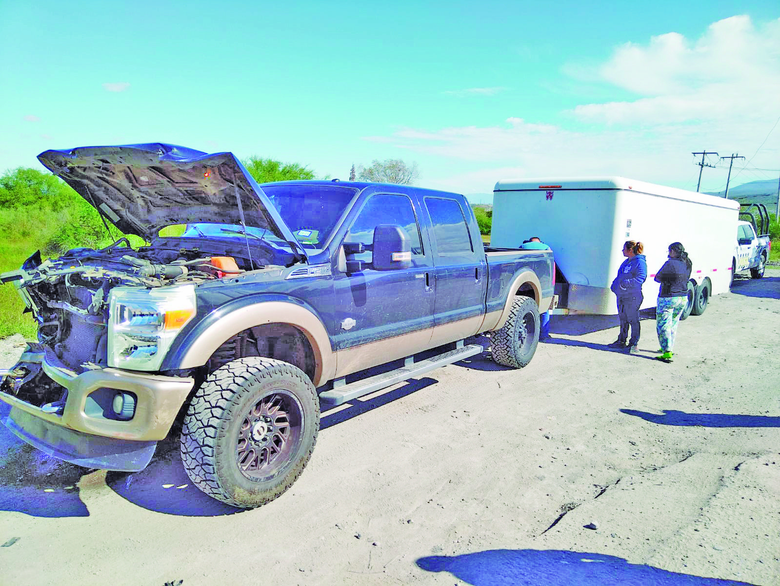 Destroza camioneta tras impactar tráiler