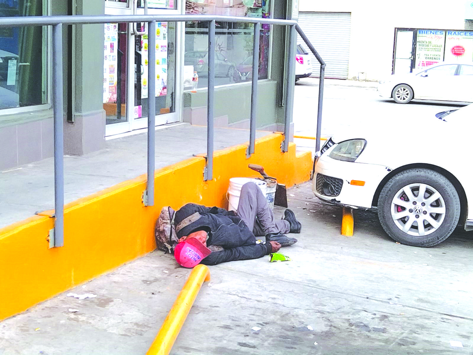 Lo daban por muerto y dormía en la baqueta