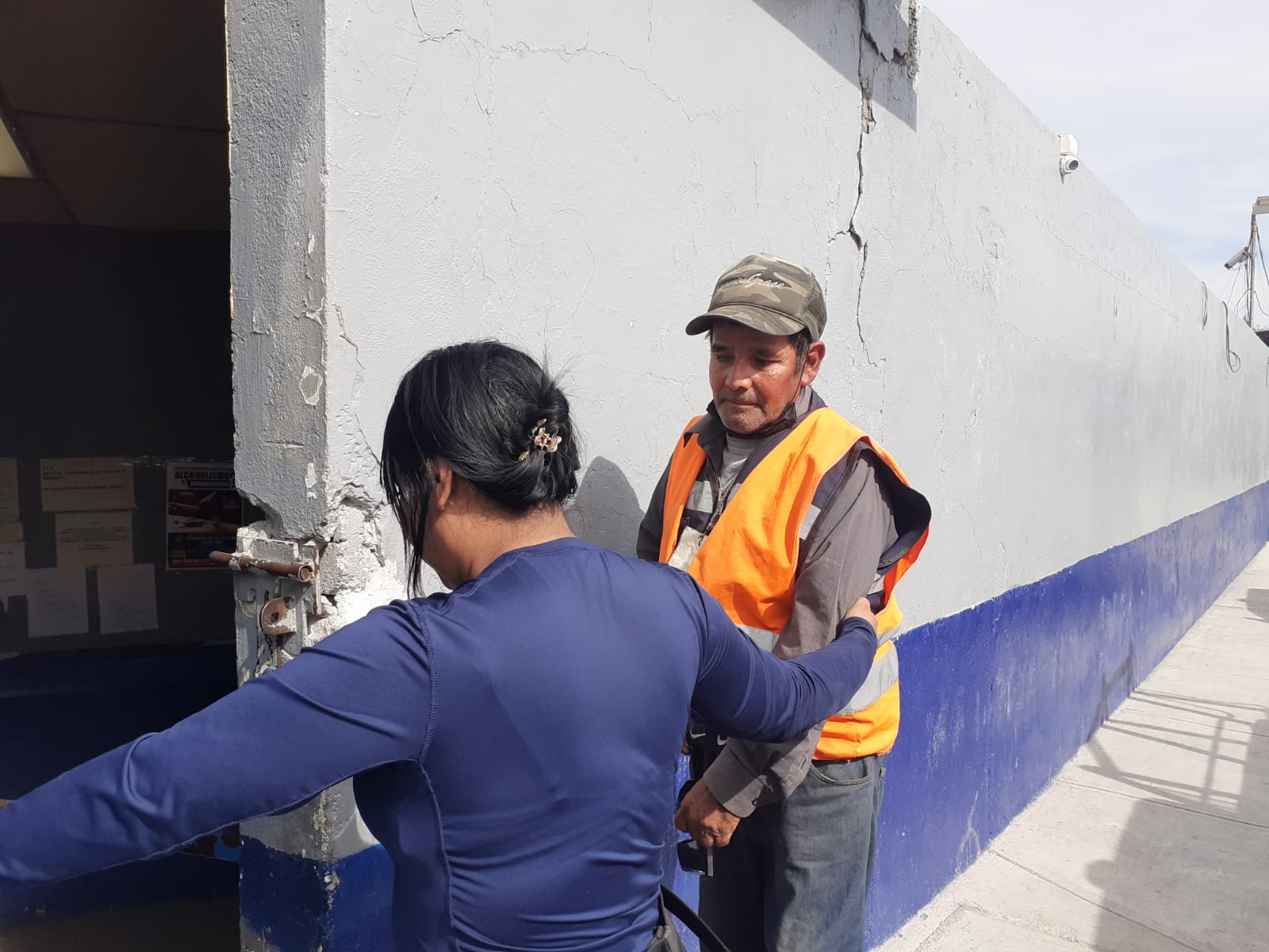 Pedía besos a vecinas; lo reportan a la Policía
