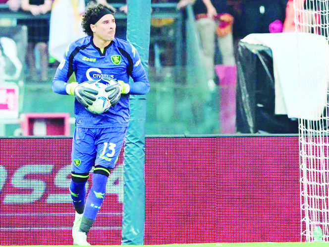 Guillermo Ochoa se luce y evita derrota de Salernitana