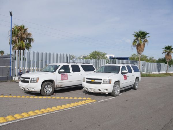 Embarga JLCyA autos de Minosa. ACTUARIOS DE LA DEPENDENCIA EXTRAJERON 10 UNIDADES