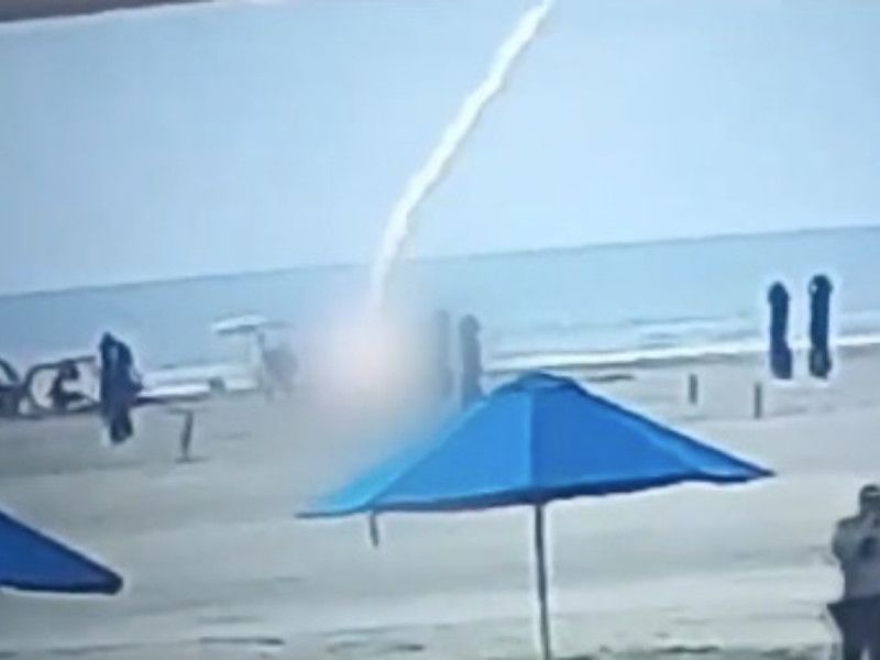 Momento exacto cuando cae rayo a una mujer en la playa y muere