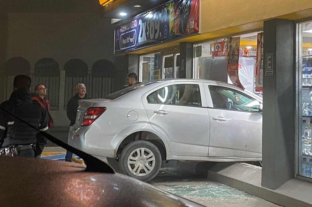 Entró a la tienda con todo y carro