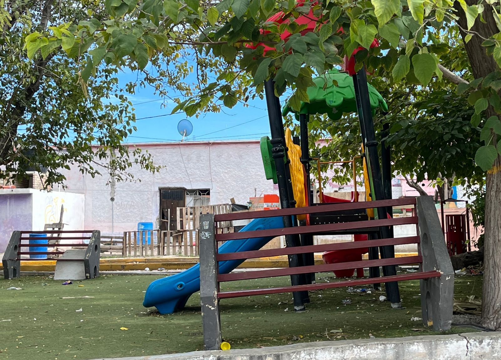 Vandalizan plaza de colonia Guanajuato