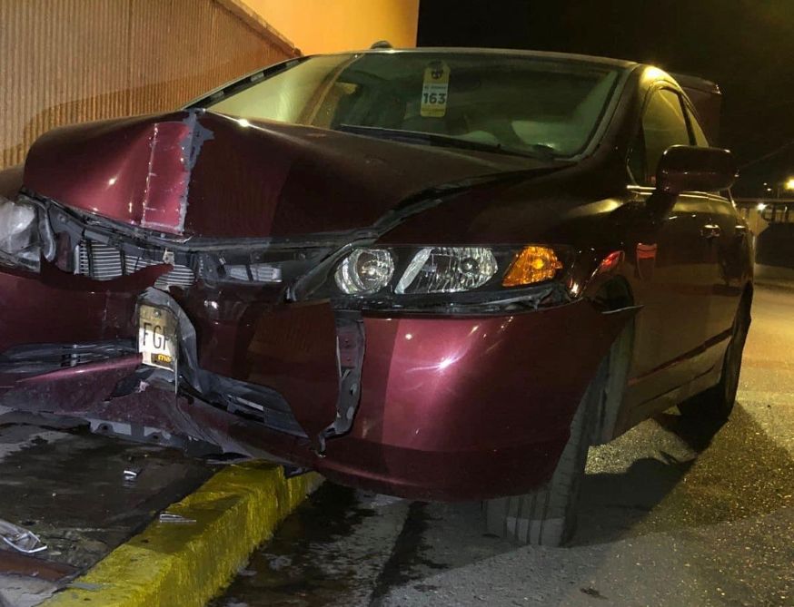 Cabecea y abate su propio coche