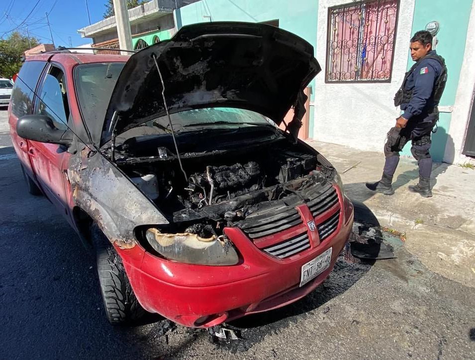 Baja de su camioneta y se prende en llamas