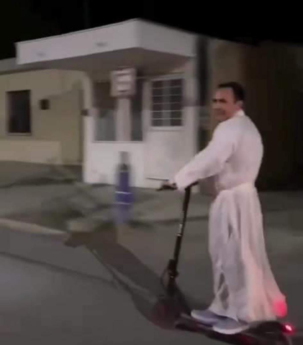 Se traslada Padre Luis en patineta a impartir Misa