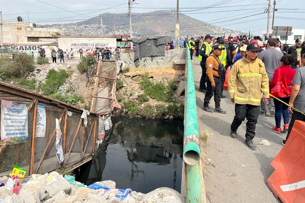 Se desploma puente peatonal en límite entre Neza y Chimalhuacán