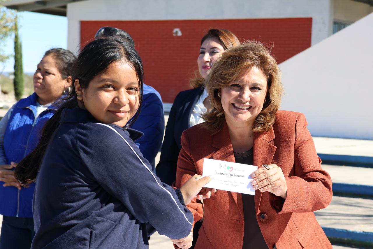 Becan a estudiantes de secundaria en Sabinas