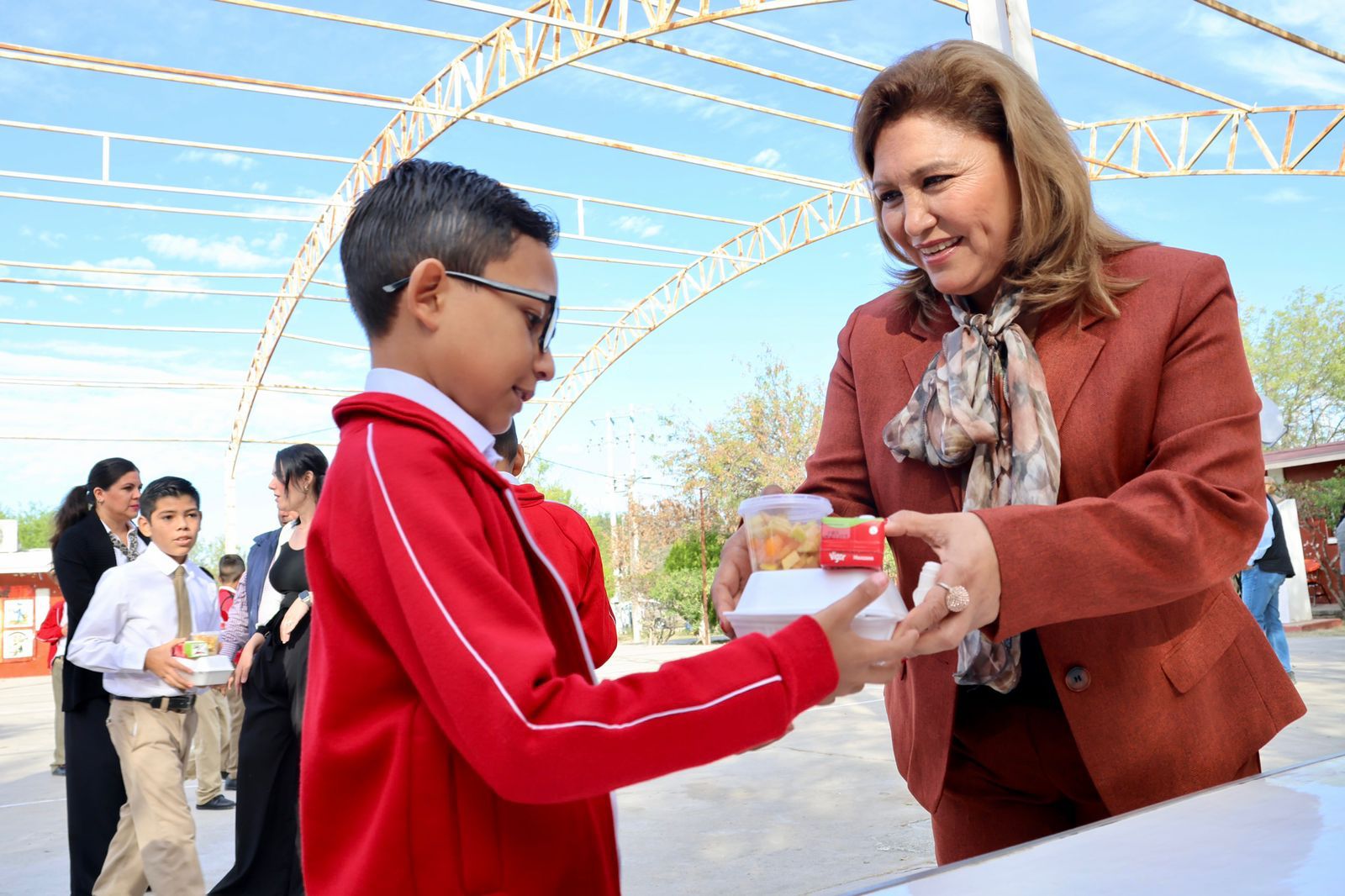 Beneficia Diana Haro a primaria Benito Juárez