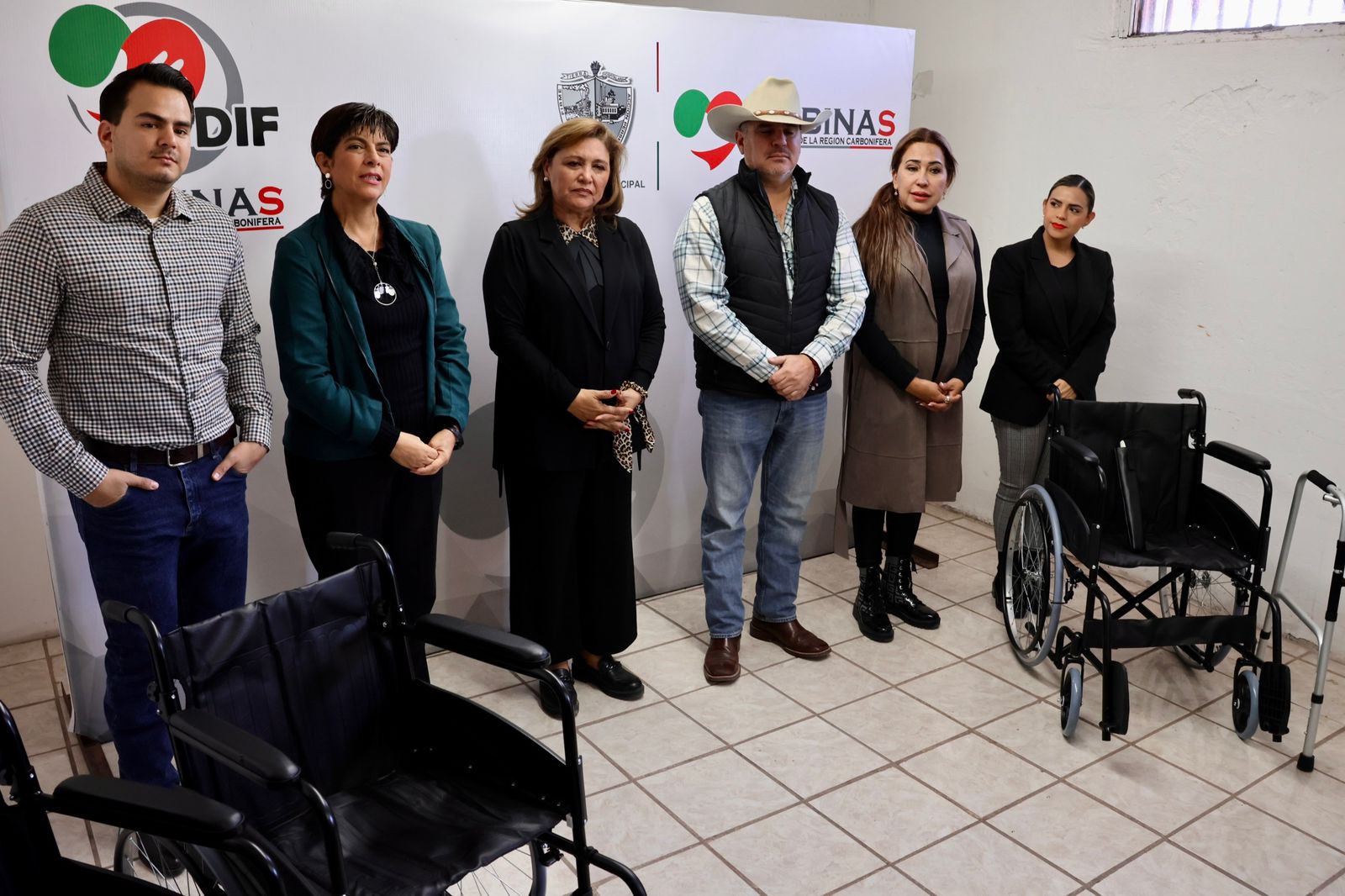 Entrega Ayuntamiento sillas a personas con discapacidad