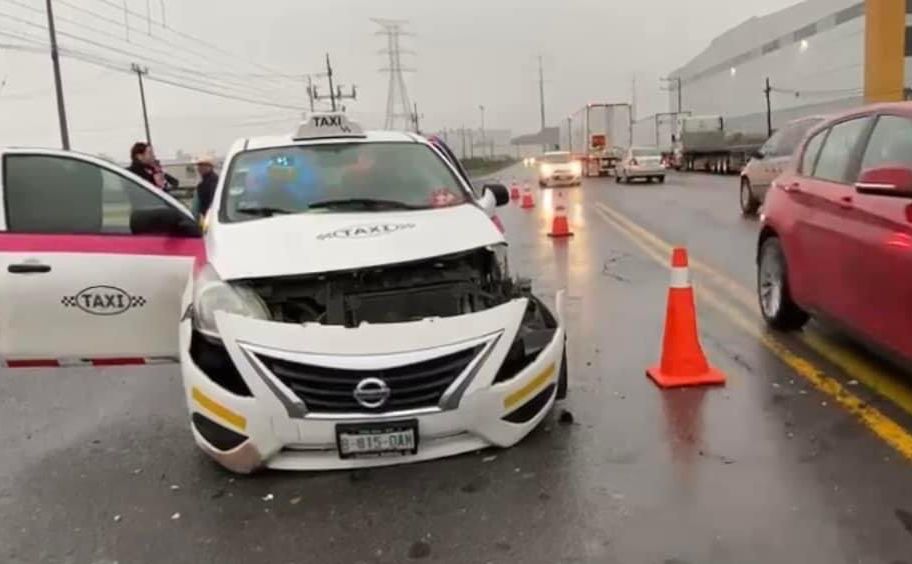Taxista da vuelta en U y acaba chocando