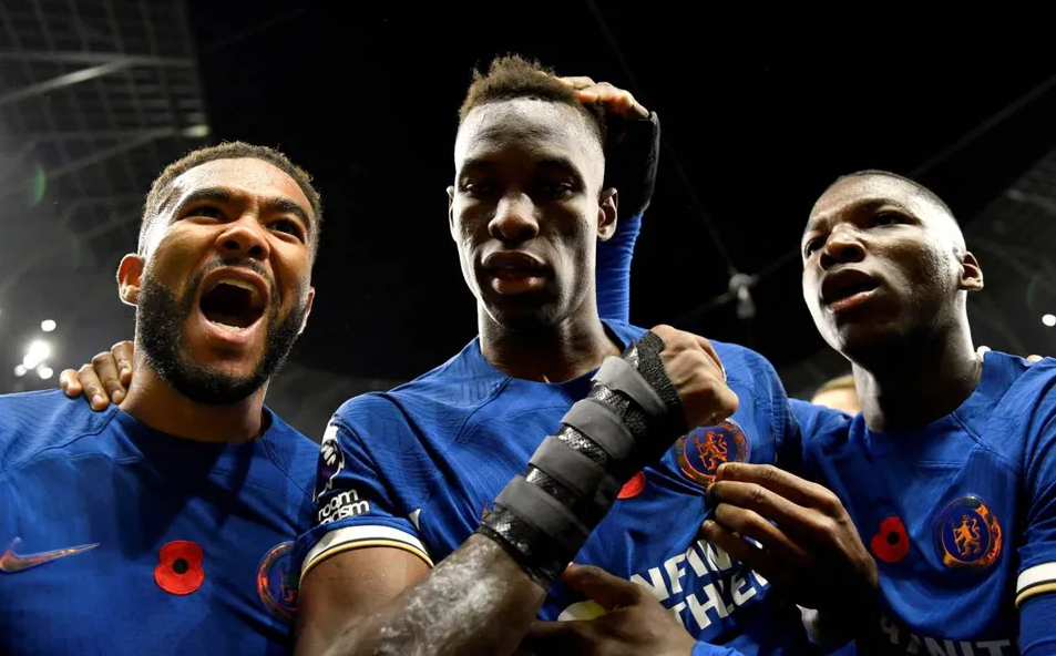 Pierde liderato de la Premier League