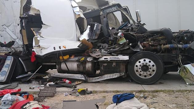 Se impacta camioneta de seguridad con tráiler