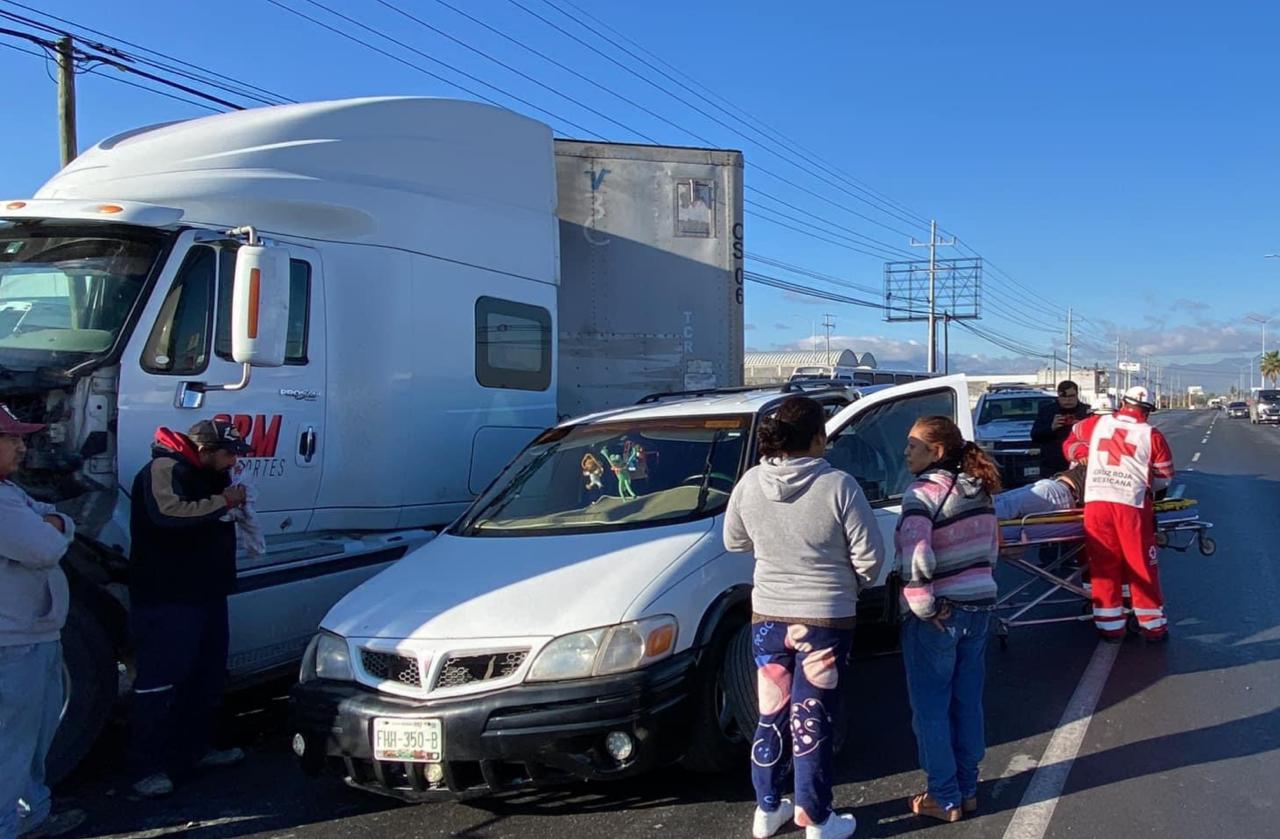 Tráiler impacta a camioneta familiar