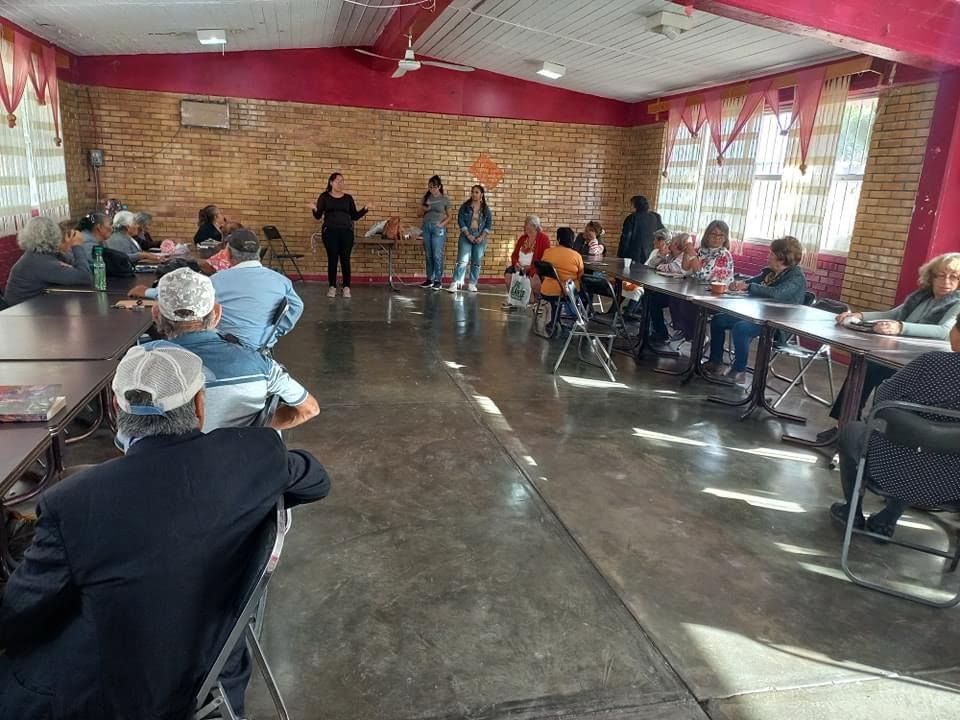Conviven estudiantes con abuelos del DIF 4C
