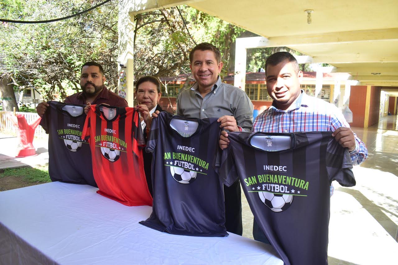 Entregan uniformes a club de fútbol en SB