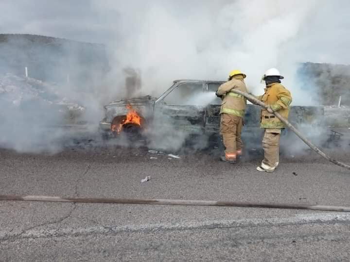 Se incendia camioneta