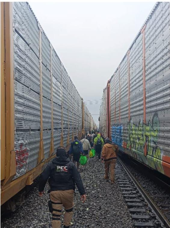 Dispersan a 150 migrantes que se trasladaban en tren
