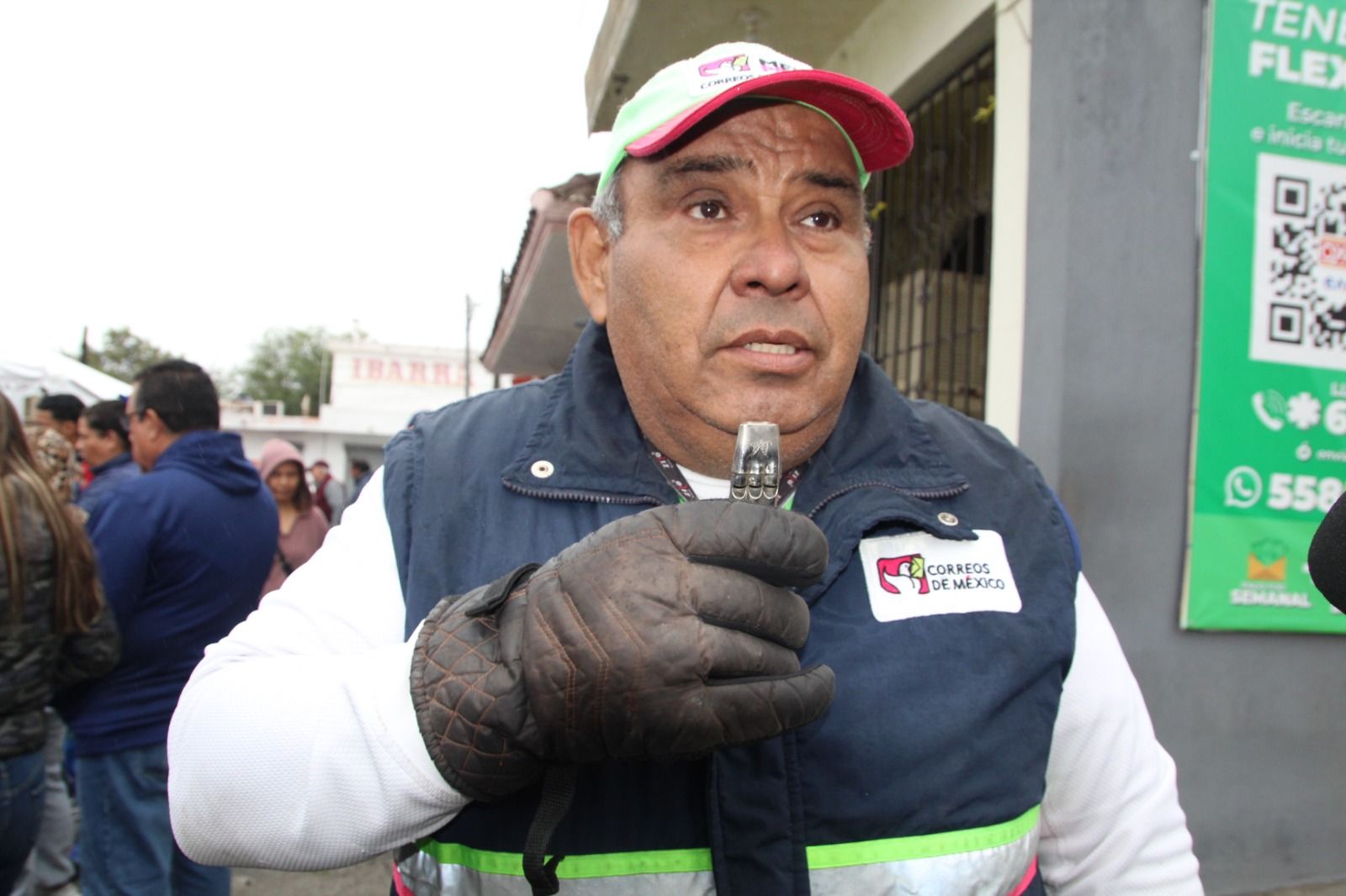 35 años entregando cartas en su bicicleta