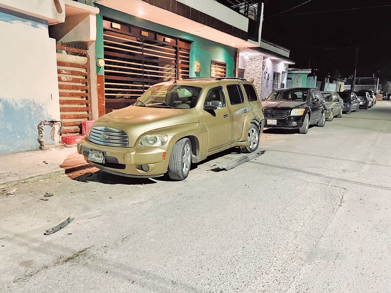 Impacta cafre tres autos estacionados y una casa