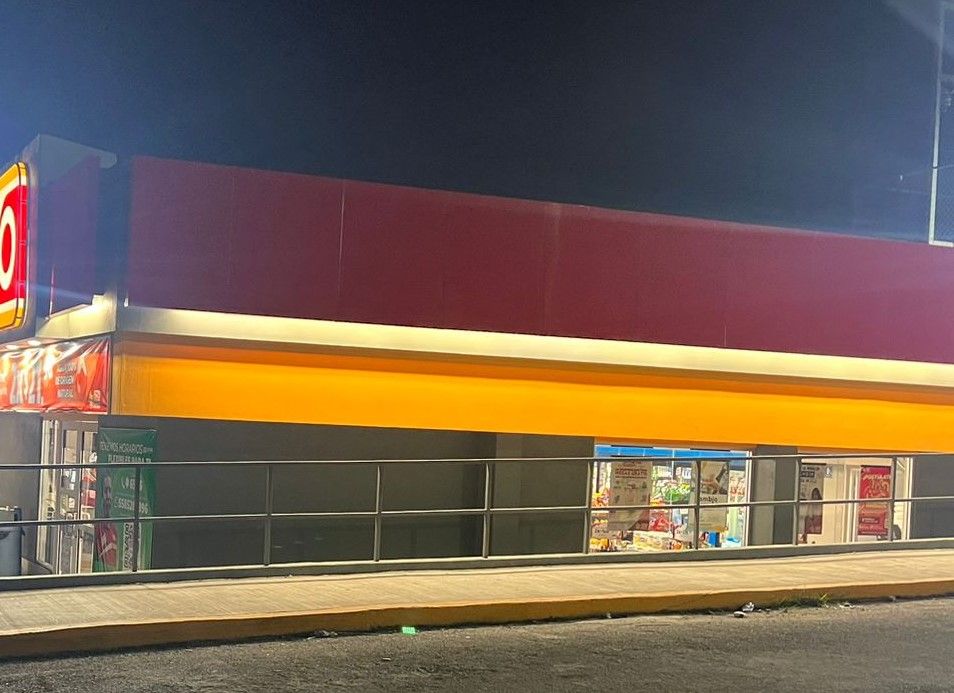Armado con bastón abuelo asalta tienda