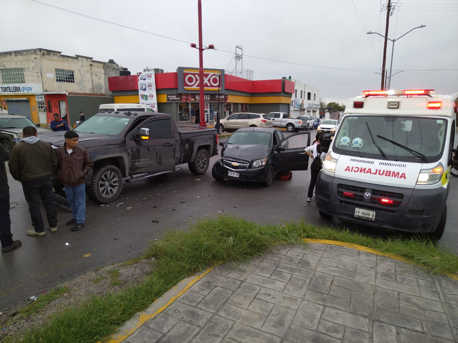 Fuerte accidente en medio de lluvia