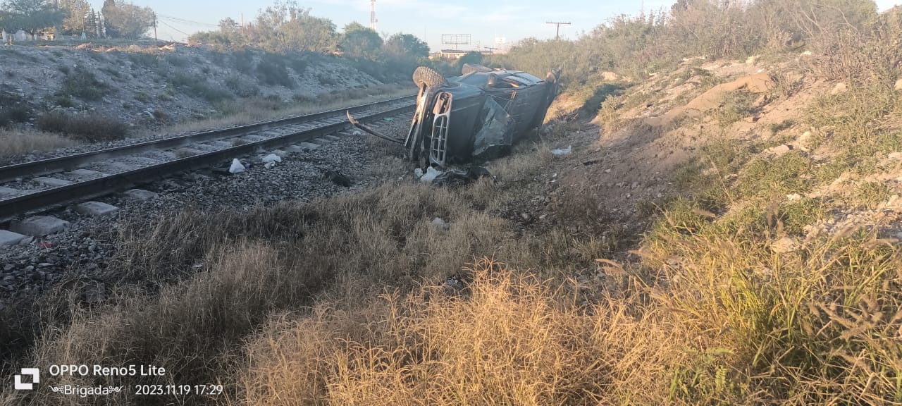 Arrastra camioneta el tren en Castaños