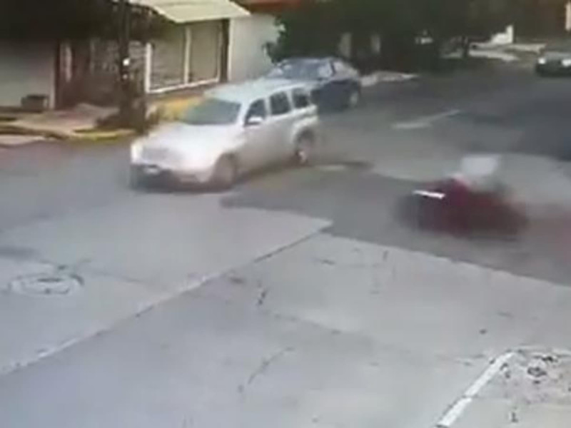 VIDEO: Motociclista cruza calle a toda velocidad y muere al chocar contra un auto