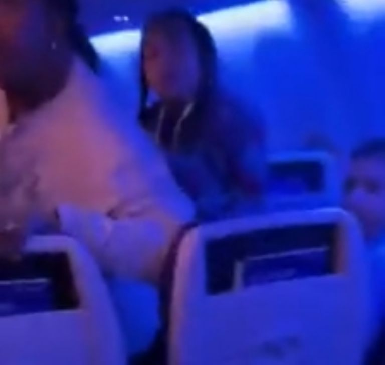 Sale por la puerta de emergencia de un avión en pleno vuelo y provoca pánico entre pasajeros: VIDEO