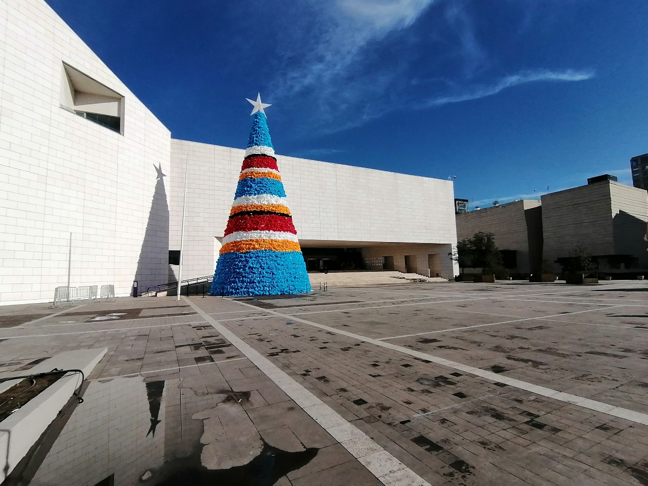 En Monterrey N.L. El espíritu navideño se hace presente desde la explanada del Museo de Historia Mexicana.