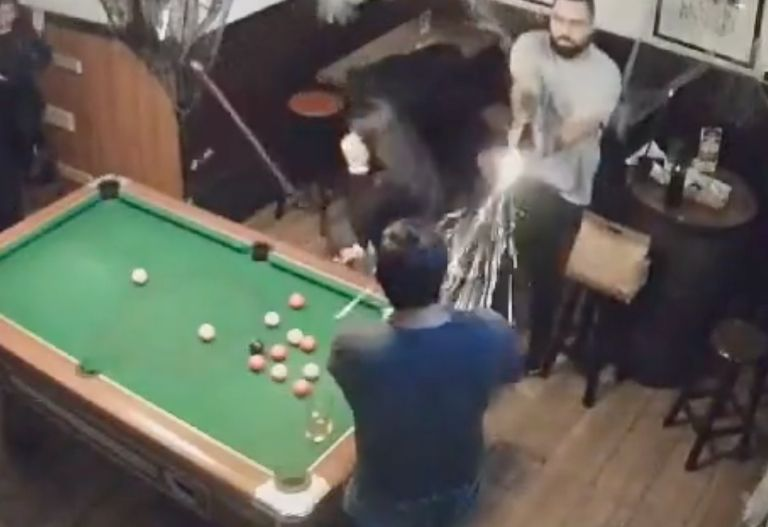 VIDEO | Sujeto dispara a otro hombre durante una discusión en un billar: “eres un farsante”