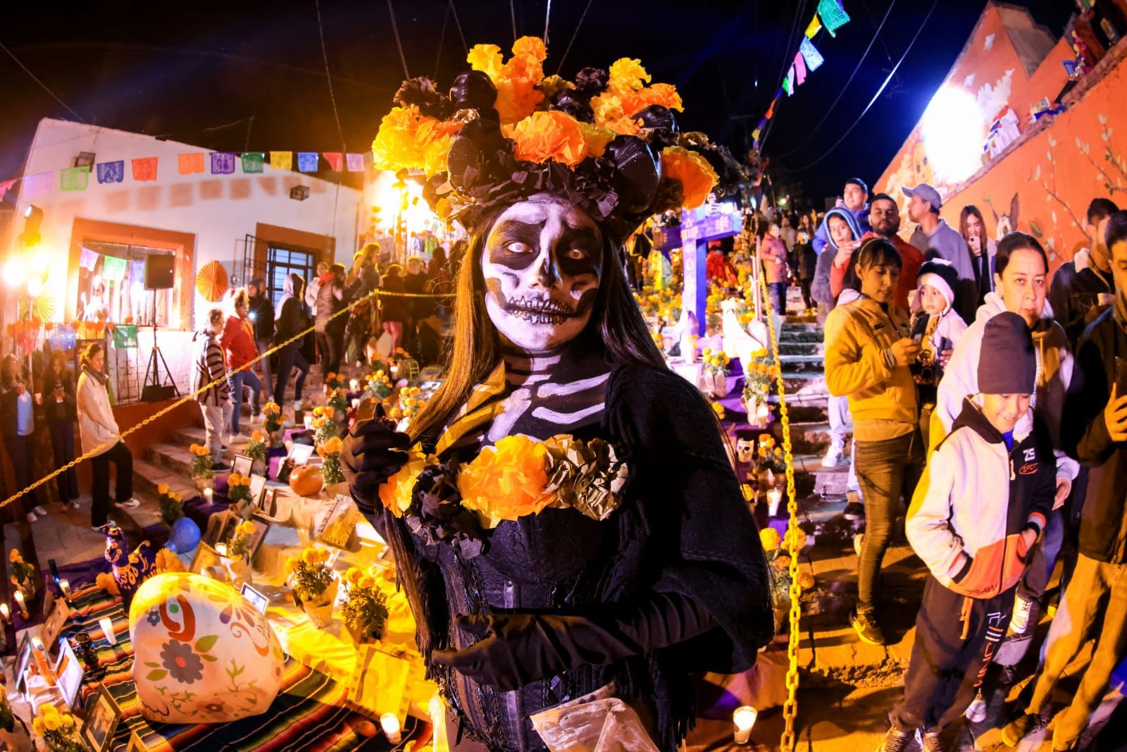 Continúa con éxito el Festival de las Ánimas Miles visitan el Altar Monumental y exposiciones vigentes