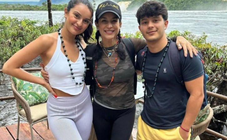 Cantante Karina muestra orgullosa a Xander, su hijo trans de 17 años