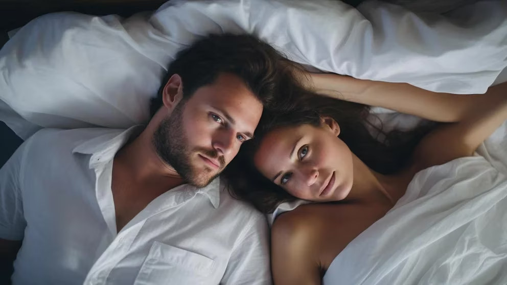 Cuáles son los pros y contras de compartir la cama con la pareja, según los especialistas en sueño