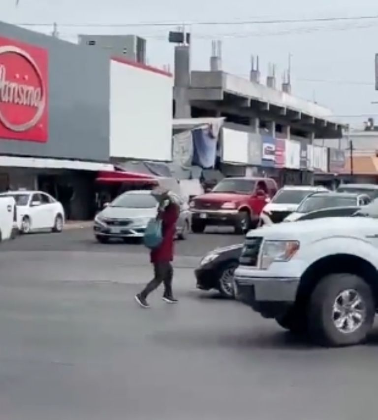 VIDEO: captan a mujer arrojando enormes bloques de cemento a conductores