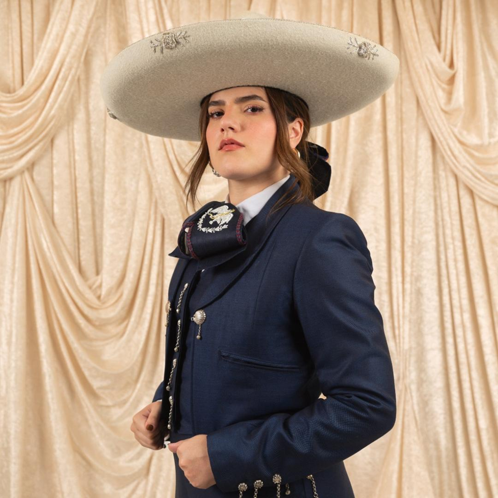 De vuelta a la raíz: CAMILA FERNANDEZ estrena su primer disco de mariachi