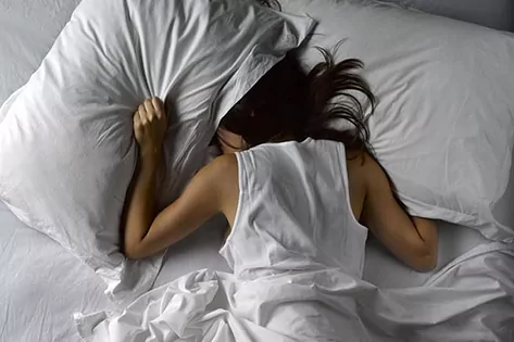 Descubren una relación entre la hipertensión y el insomnio que afecta especialmente a las mujeres
