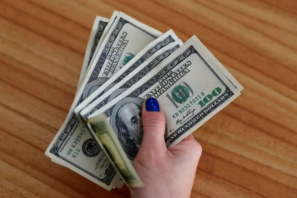 Los 4 motivos por los que el dólar libre bajó por quinto día consecutivo y se aleja del récord