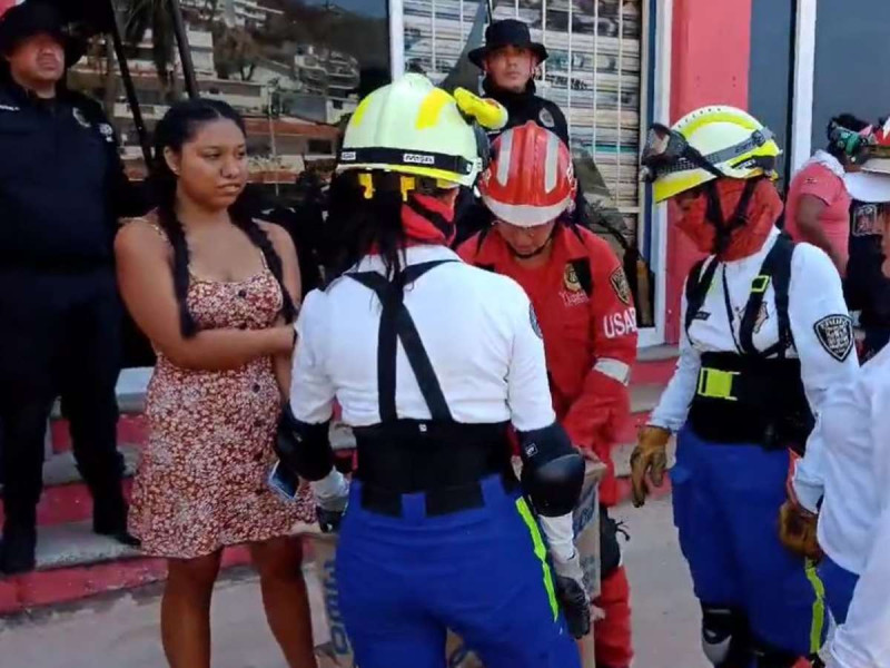 Familia y bebé amamantado por policía Arizbeth, recibe víveres y despensa