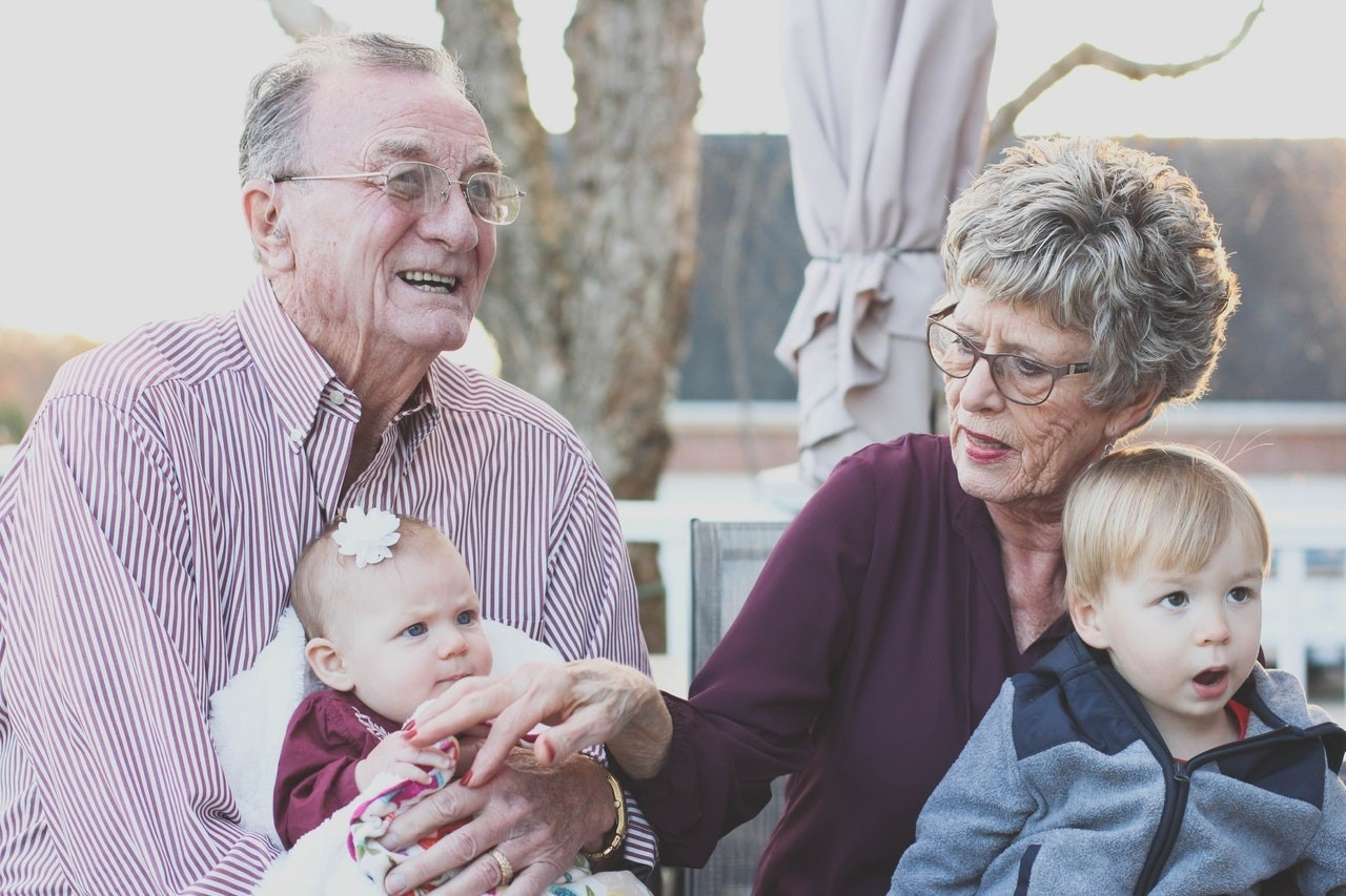 Síndrome de los Abuelos Esclavos, ¿lo aplicas con tus padres y tus hijos?