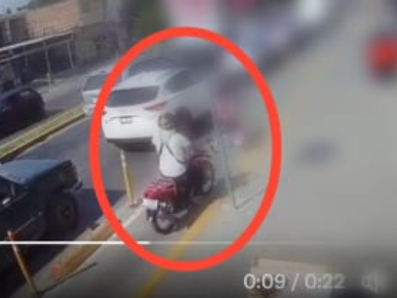 VIDEO: Motociclista atropella a niña que cruzaba ciclovía, voltea a verla y huye