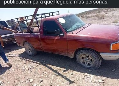 Le roban en la Mayo su camioneta