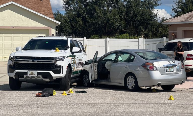 IMÁGENES FUERTES: a toda velocidad, sujeto atropella intencionalmente a dos policías