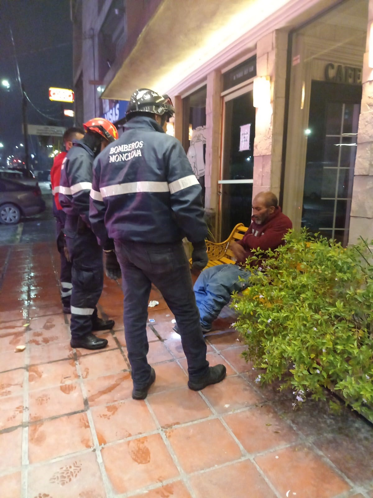 Atienden PC y Bomberos a familias por frente frío