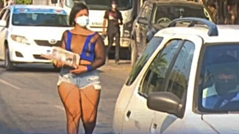 Vendedora de periódico se defiende tras recibir propuestas indecorosas: «me gano la vida de forma honesta”
