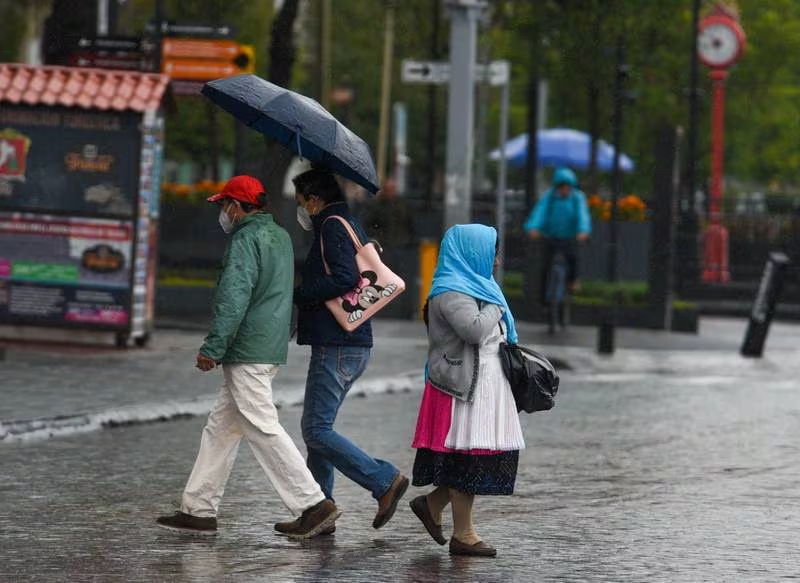 Frente frío 9 te obligará a usar chamarra: Prevén lluvias fuertes y heladas en 9 estados este martes