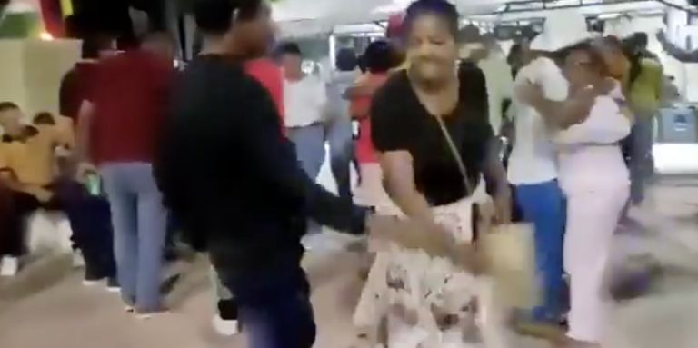 VIDEO: mujer muere en la pista de baile, sufre un infarto fulminante mientras bailaba