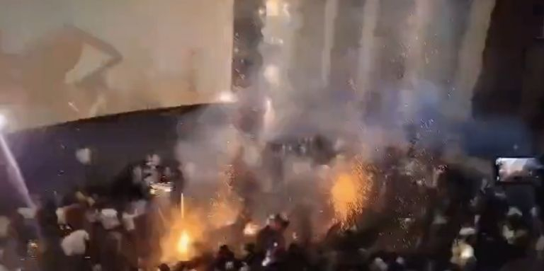 VIDEO: fuegos artificiales estallan dentro de una sala de cine y desatan estampida masiva